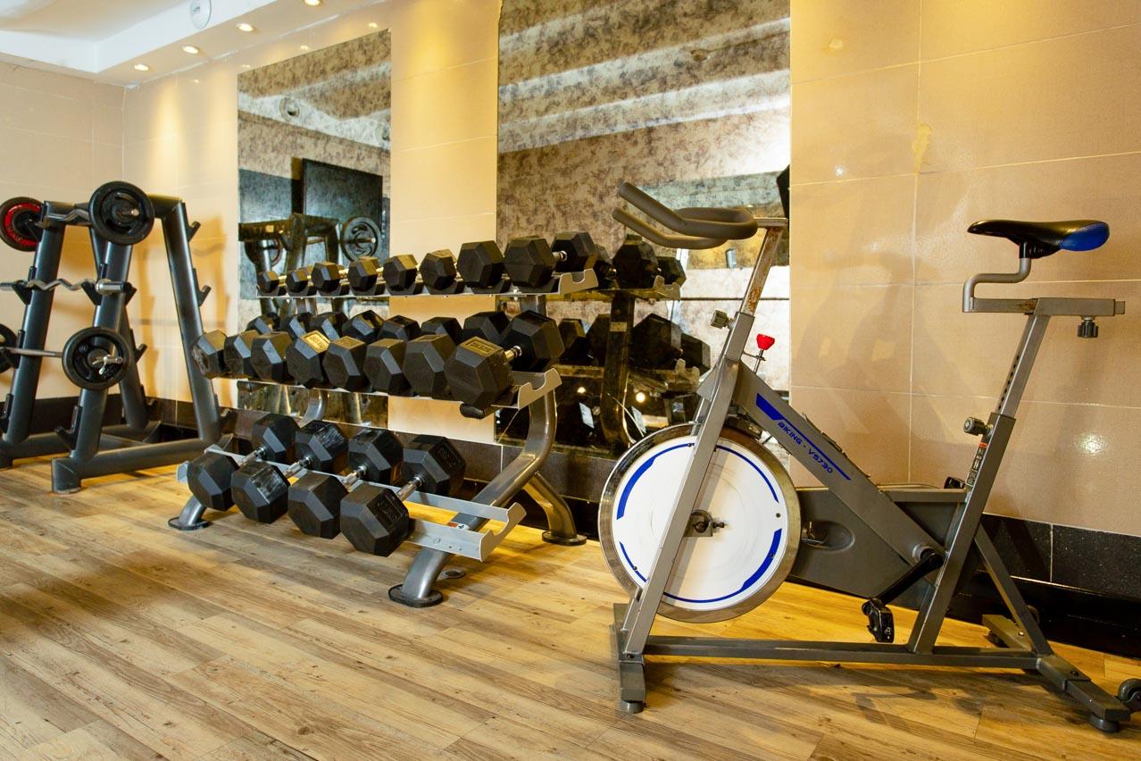 Villa Saint Exupery Beach Hostel Nice Exterior photo A gym in a hotel