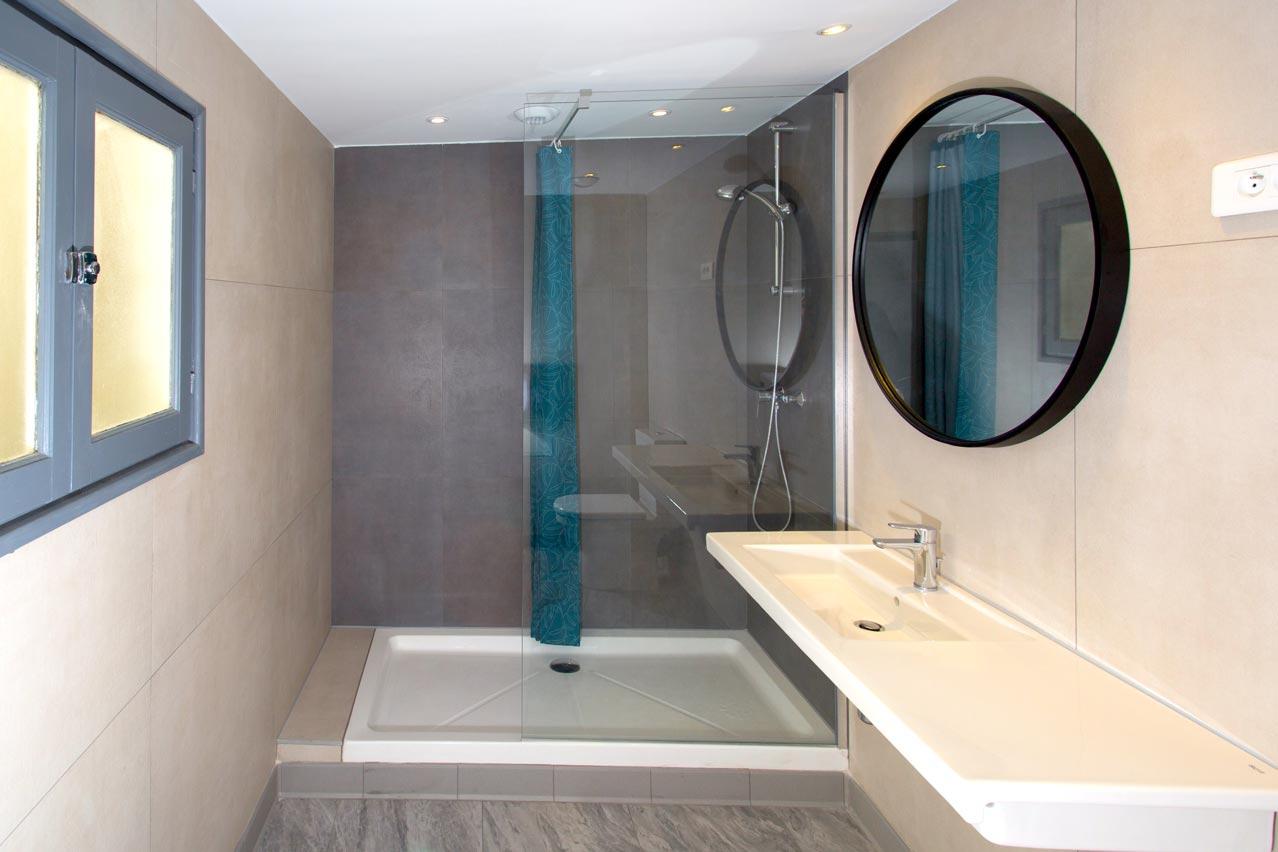 Villa Saint Exupery Beach Hostel Nice Exterior photo A shower cubicle