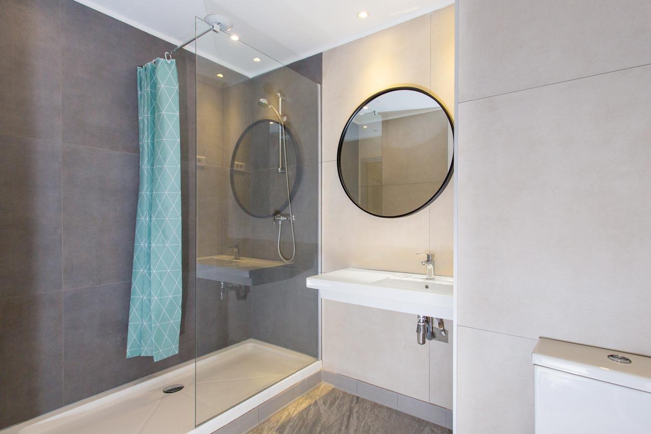 Villa Saint Exupery Beach Hostel Nice Exterior photo A shower enclosure