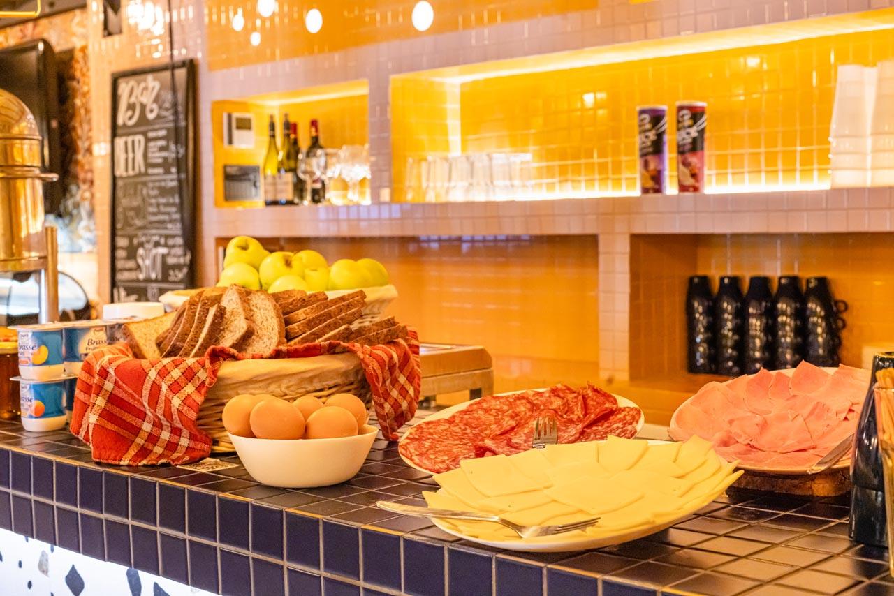 Villa Saint Exupery Beach Hostel Nice Exterior photo A tapas bar in Madrid